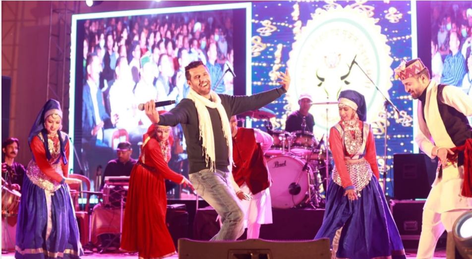लोक गायक विक्की चौहान के गानों पर झूमें लोग, कॉमेडियन रोहित ठाकुर ने भी लोटपोट किए दर्शक